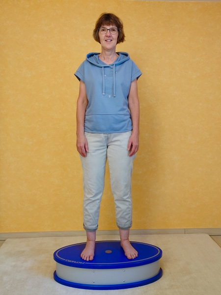Anwendung des Osflow im Stehen für eine verbesserte Koordination und Beweglichkeit des Körpers.