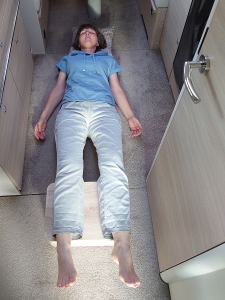 Wadenlagerung auf dem Reise-Osflow im Wohnmobil zur Entspannung des ganzen Körpers