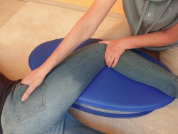 Behandlung des Bein mit dem Osflow zur Linderung von Schmerzen in Knie und Hüfte.