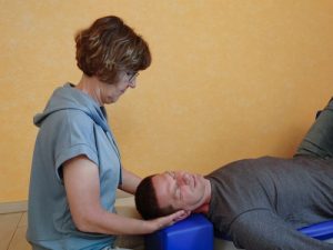 Behandlung des Kopf und der Halswirbelsäule mit dem Osflow zur Linderung von Schmerzen.