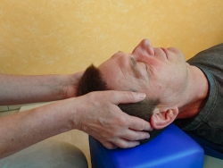 Behandlung des Kopf mit dem Osflow zur Linderung von Kopfschmerzen und Entspannung der Nerven.
