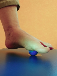 Sehr wirksame Fußreflexzonenmassage auf dem Osflow mit Hilfe eines Flummi.