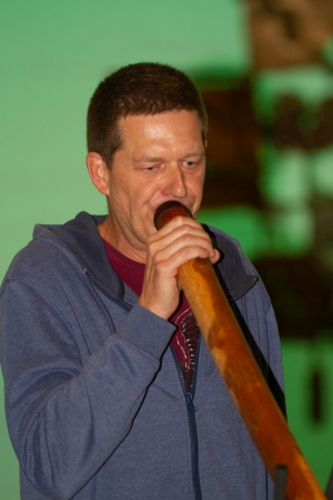 Udo Viergutz mit seinem Didgeridoo bei der Nacht der spirituellen Lieder