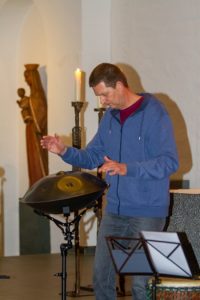 Udo Viergutz mit seinem Hang bei der Nacht der spirituellen Lieder
