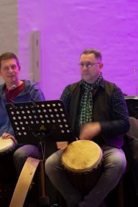 Udo Viergutz und Thorsten H. Schmidt mit ihren Trommeln bei der Nacht der spirituellen Lieder