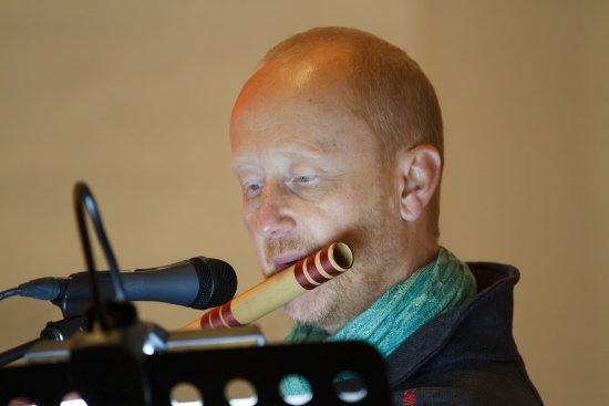 Guido Vornholt mit der indischen Bambusflöte bei der "Nacht der spirituellen Lieder"
