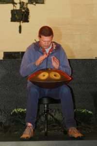 Udo Viergutz spielt auf dem Hang bei der "Nacht der spirituellen Lieder"